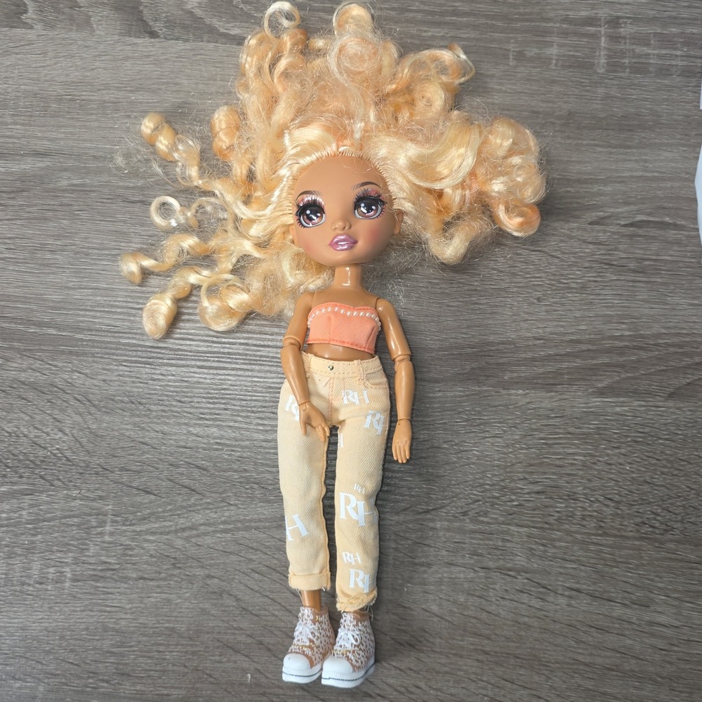 MGA Rainbow High Georgia Bloom Peach Fashion Doll Series 3 Curls Outfit Sneakers